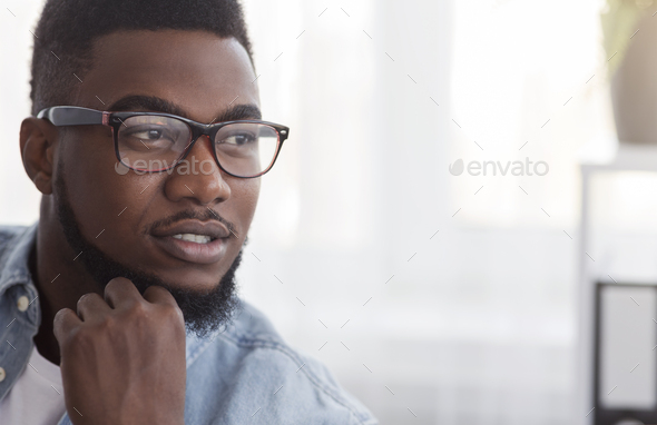 domæne Bortset Markeret Closeup portrait of confident black man in glasses Stock Photo by  Prostock-studio