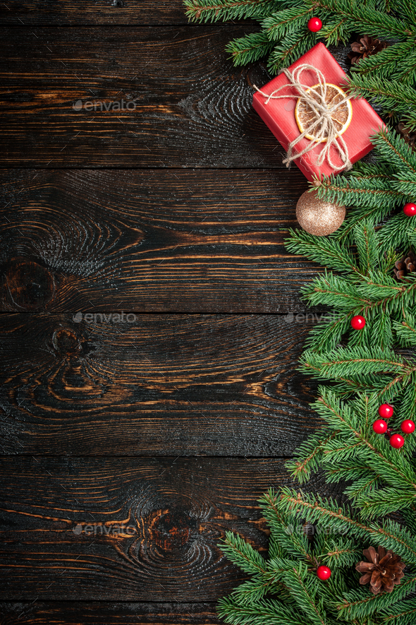Không gian Giáng sinh thật tuyệt vời với trang trí trên nền gỗ đen! Hãy chiêm ngưỡng hình ảnh này để cảm nhận sự ấm áp và đầy ý nghĩa của Giáng sinh. Những chi tiết trang trí được bố trí đầy tinh tế và hài hòa trên nền gỗ đen sẽ khiến bạn không khỏi say mê!