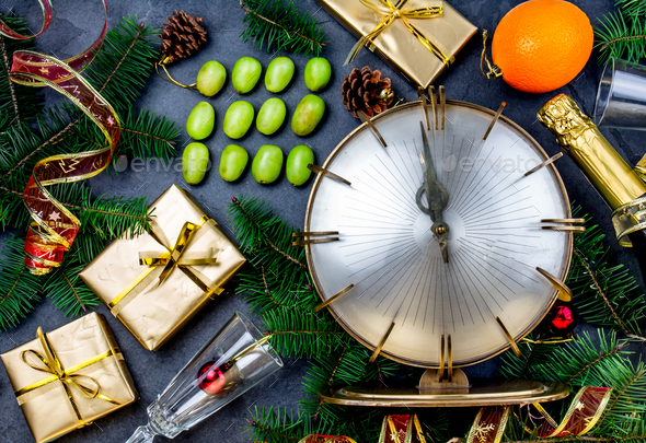 dsfdgSpanish New Year tradition funny ritual to eat twelve 12 grapes for good luck at midnigth. - Stock Photo - Images
