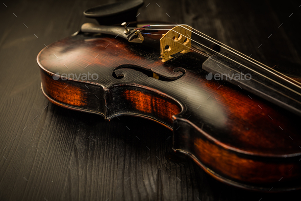 komedie Smag Rejsende Close view of old violin and strings in vintage style Stock Photo by Brebca