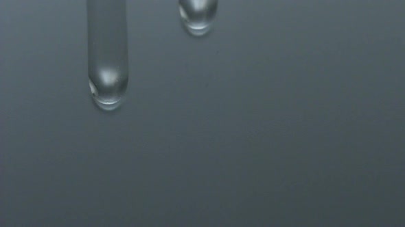 Water dripping down on window glass, Slow Motion alt