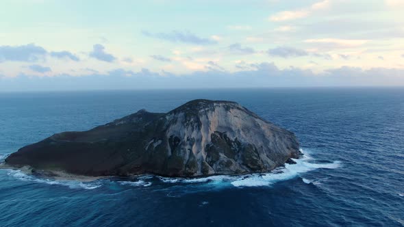 parallax aerial view around oahuʻs rabbit island during sunrise alt