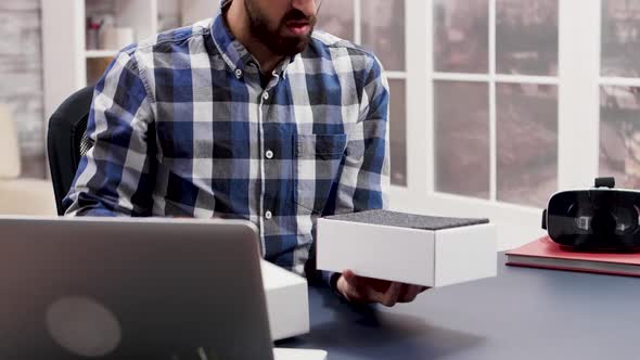 Famous Influencer Talking and Reviewing a Modern Mouse alt