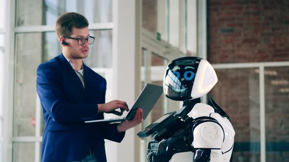 Male Specialist Talking to a Robot alt