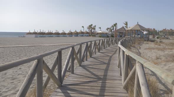 Recorrido por pasarela de madera. Chiringuito de playa Mediterranea en 4K