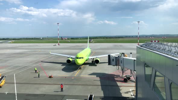 The Traffic Controller Shows Signs alt