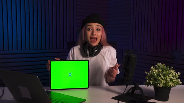 Asian Zoomer Girl Emotionally Recommended Application on Smartphone