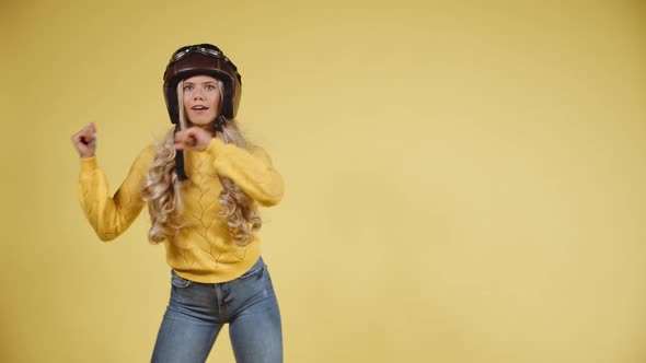 Talented Woman Dancing the Floss Dance and Then Walking Out of Frame alt