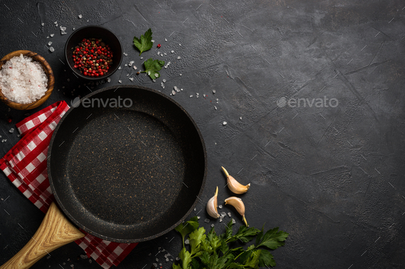 Với nền nấu ăn tối trên bàn đen, bạn có thể thấy được sự tinh tế và độc đáo khi chụp ảnh không đơn thuần là bể nấu mà còn là vẻ đẹp của nó. Các chi tiết được thể hiện rõ ràng, đầy màu sắc, giúp bạn nhận ra sự kết hợp ăn ý giữa các thành phần trong bức ảnh.