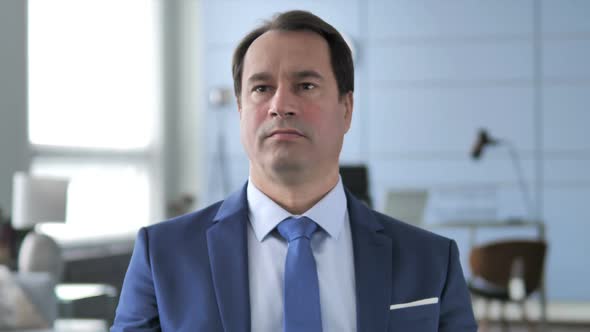 Thinking Businessman in Office Brainstorming alt