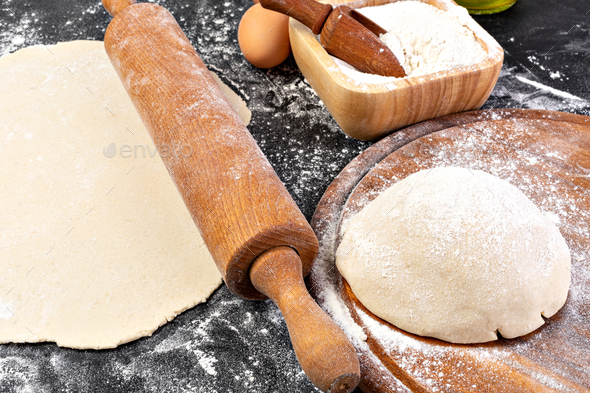 Preparation of the dough. The rolling pin with flour