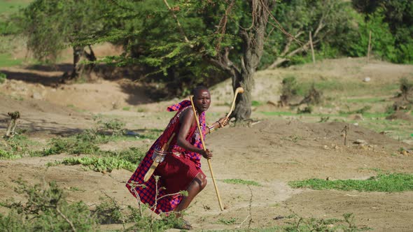 Maasai man throwing a rungu alt