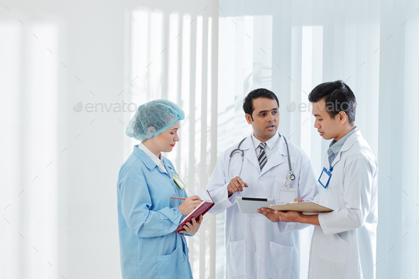 Doctor talking to colleagues
