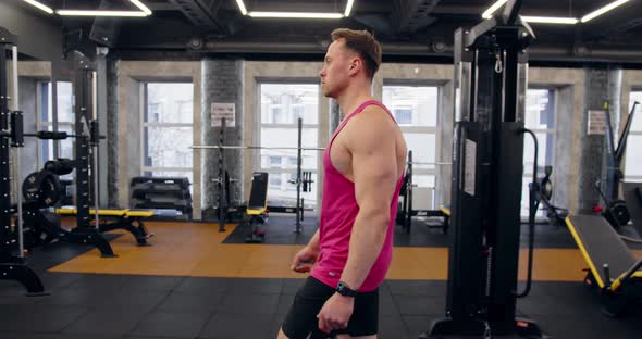 Bodybuilder Goes To The Gym alt