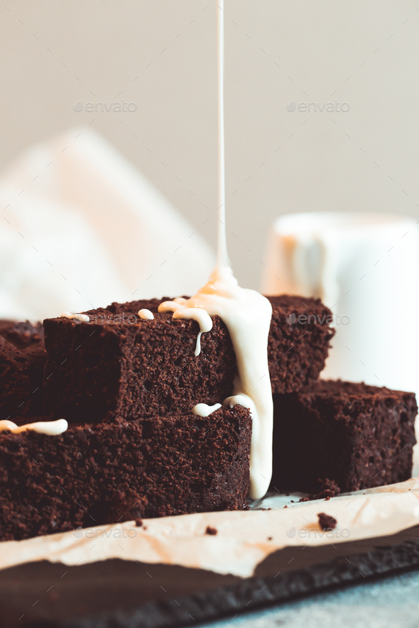 chocolate brownie with melted white chocolate fudge