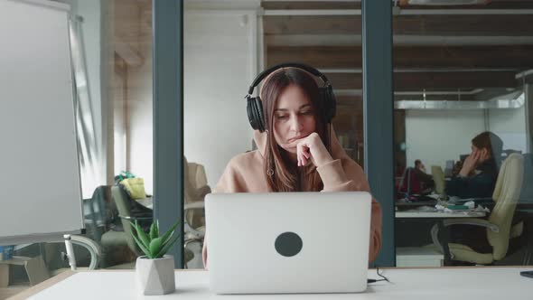 Serious Female Customer Support Agent Wearing Headset Talking with Client alt
