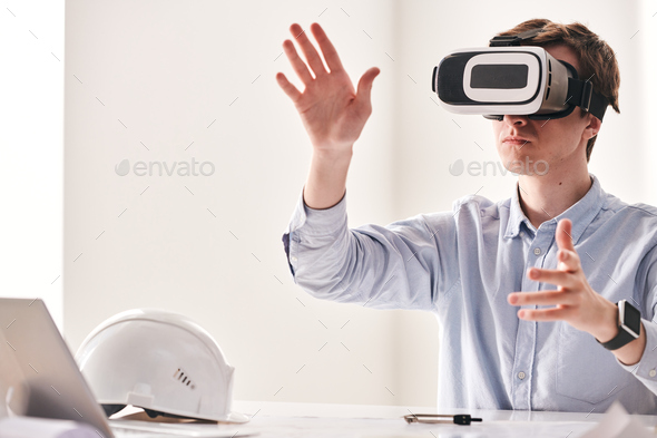 Engineer using virtual reality device