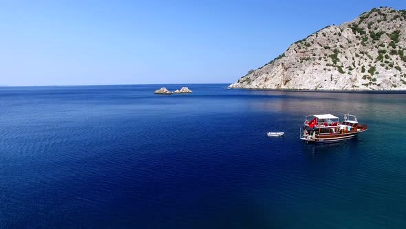 Blue And Beautiful Sea alt