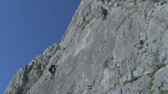 Two men rock climbing in Rimetea alt