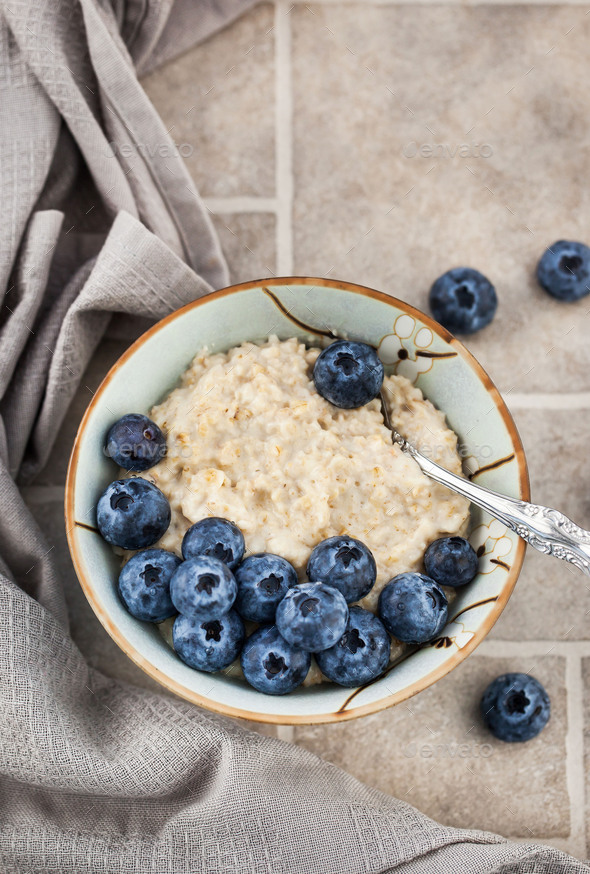 Oatmeal porrige with blueberries