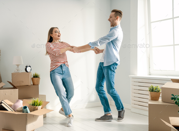 couple moving to new apartment