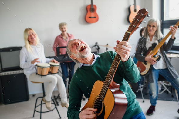 estafa Escarpado Reciclar Group of senior people playing musical instruments indoors in band Stock  Photo by halfpoint