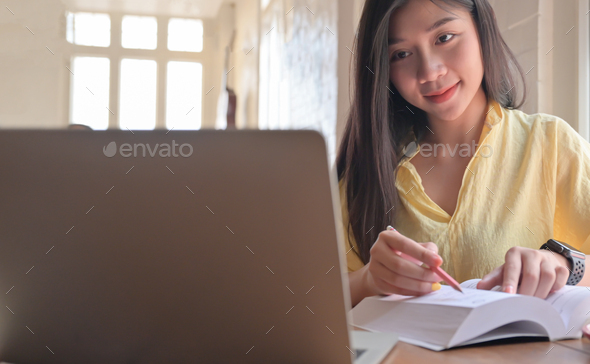 note taking for college students on laptop