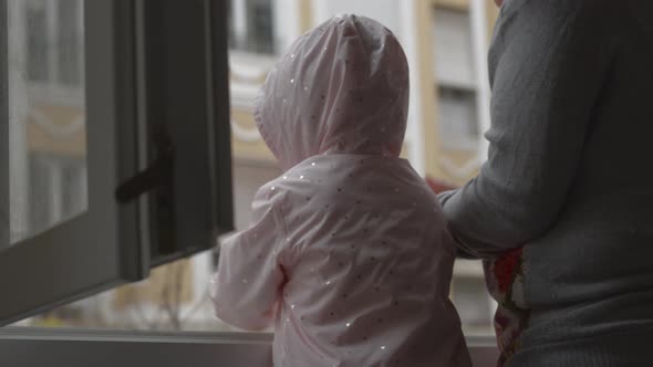 Family expressing gratitude to the doctors with applause. Coronavirus pandemic alt