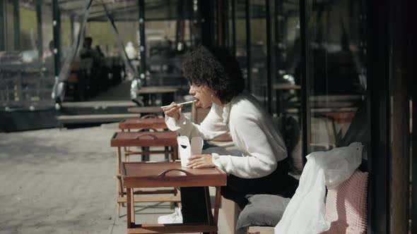 Young girl having lunchbox outdoor alt