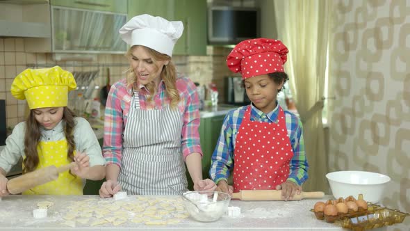 Smiling Woman and Children, Kitchen alt