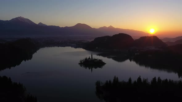 Bled Lake and Marijinega Vnebovzetja Church at Sunrise alt