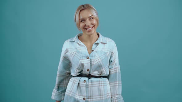 The Young Woman Points Her Finger at Someone and Refuses Help Smiles Broadly and is a Strong Woman alt