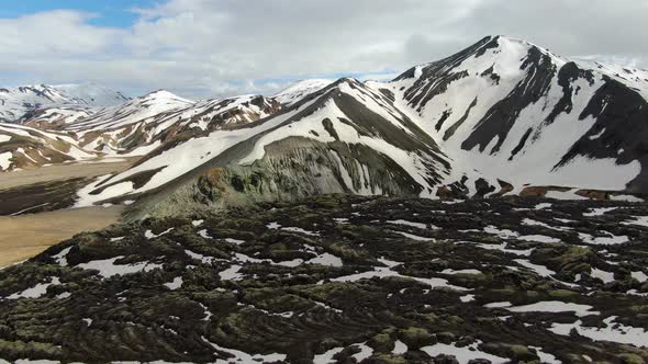 Laugahraun lava field and Blahnjukur (Blue Peak) in Landmannalaugar, Iceland alt