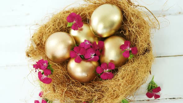 Golden Easter eggs in the nest alt