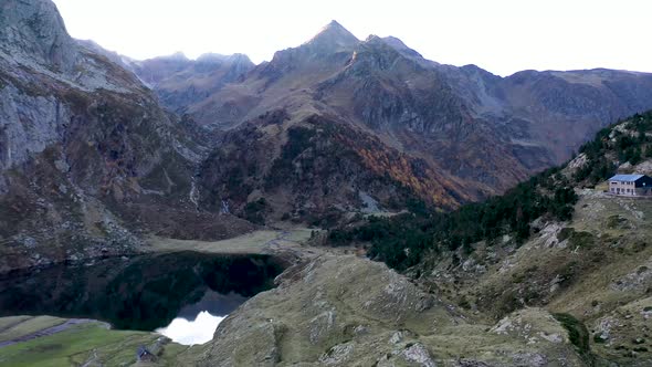 Le Refuge d'Espingo shelter at Lac d'Espingo lake in Haute-Garonne, Pyrénées, France, Aerial orbit a alt