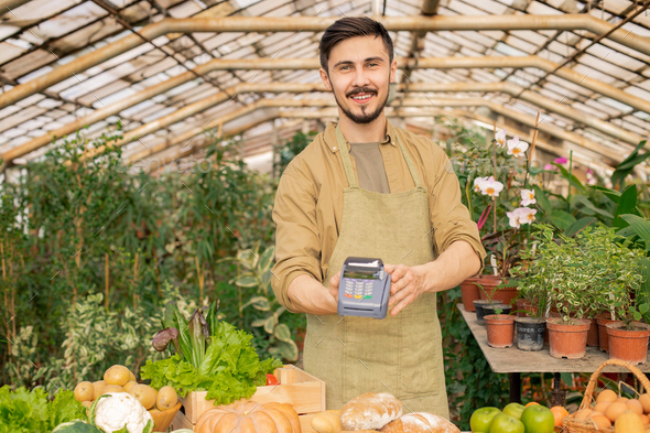 Using payment terminal at farmers market