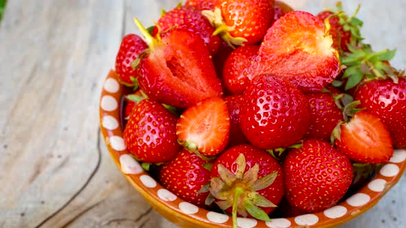 A Plate of Ripe Red Sweet Strawberries alt