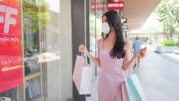 Asian beautiful young woman shopping goods outdoor in department store. alt