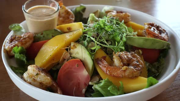 Avocado grilled shrimp mango summer salad dish 4K