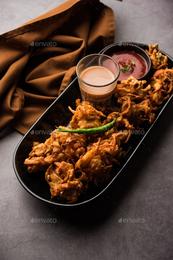 Crispy Onion Fritters or pakora known as Pyaj Pakoda or Kanda bhaji ...