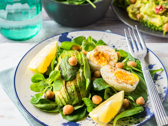 Avocado spinach salad with chickpeas and eggs