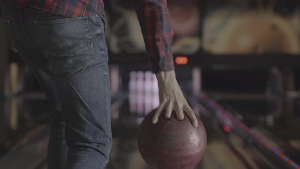 A player throwing a gutter ball alt