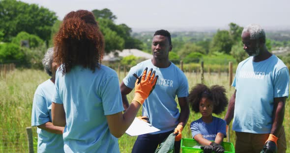 Volunteers collecting rubbish and recycling alt