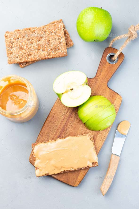 Sandwich with cracker, green apple and peanut butter