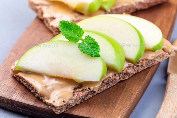 Sandwich with cracker, green apple and peanut butter, horizontal