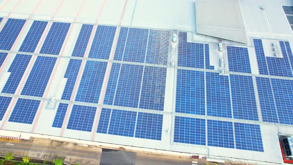 Aerial view of the solar panels on the roof of a shopping mall alt