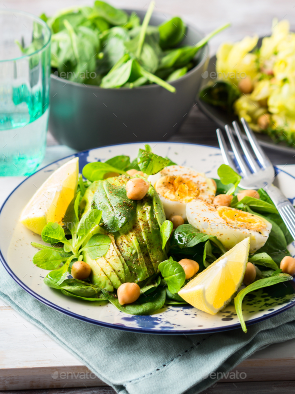 Avocado spinach salad with chickpeas and eggs