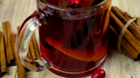 Mulled Wine in a Cup Christmas Drink alt