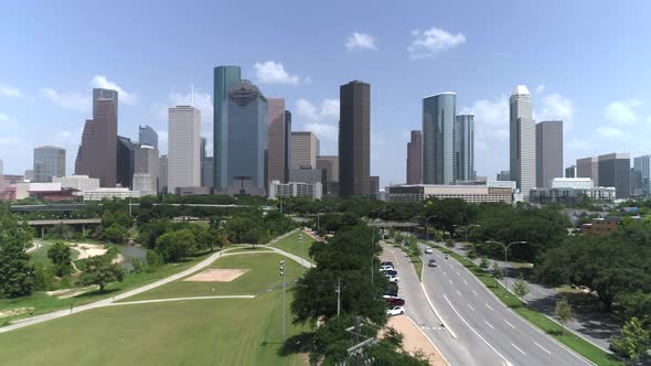 This video is about an aerial of downtown Houston skyline across from Elanor Tinsley Park. This vide alt
