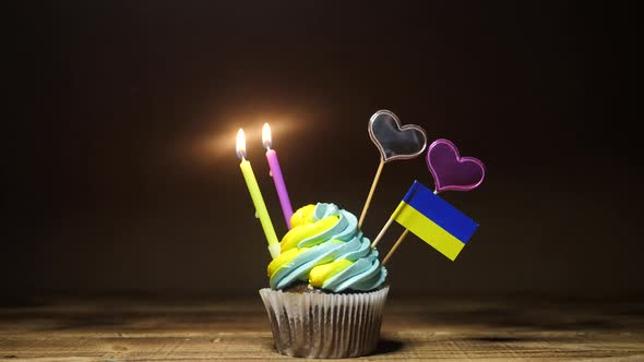 Cupcake with Ukrainian Flag alt